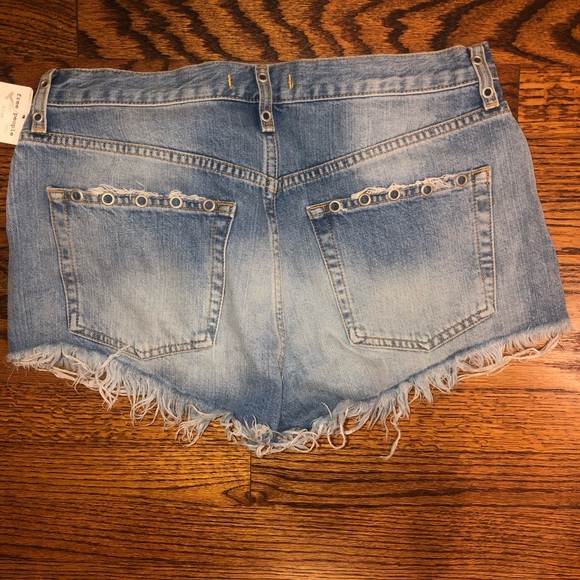 Free people size 29 shorts, tag still on! - Picture 2 of 3